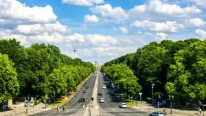 Street of 17 June: Brandenburger Gate in the distance