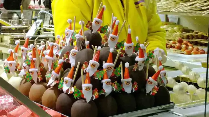 Christmas Market in Dortmund: chocolate Santas