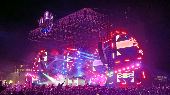 Ultra NZ's main stage in full glory: purple lights, DJ spinning and people having fun