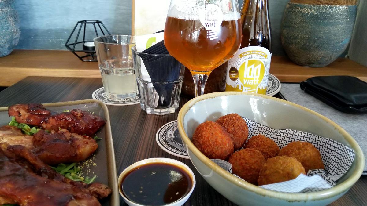 Craft beer and a selecting of snacks on our Eindhoven city trip