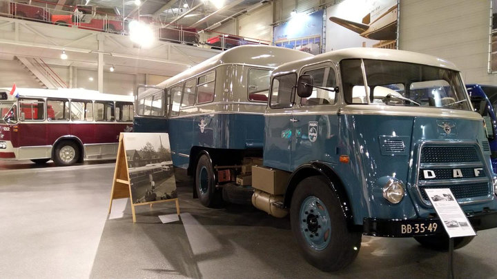 DAF truck (blue/green-ish)