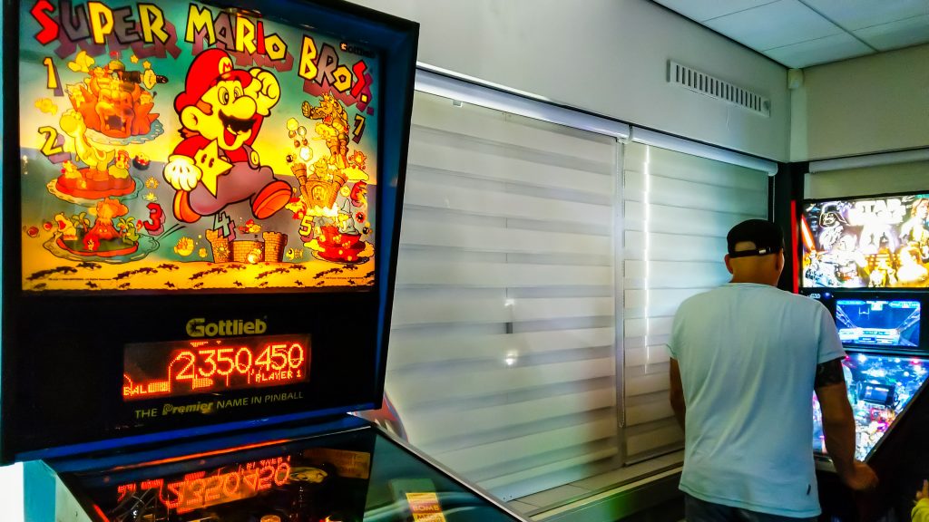 Super Mario Bross pinball machine